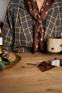 Hovedbilde Skjerf med prikker, brunt