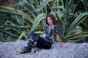 Hovedbilde Blomsterprintet satengbluse med korte ermer