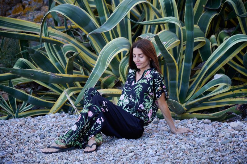 Blomsterprintet satengbluse med korte ermer